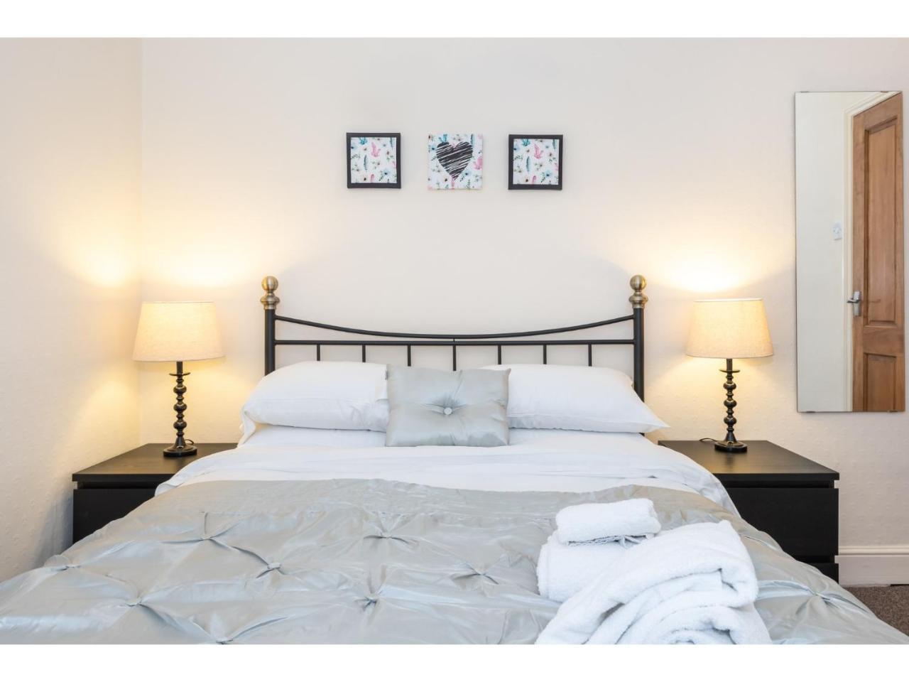 Beautiful 2 Bed With Free Parking - Pass The Keys Appartamento York Esterno foto