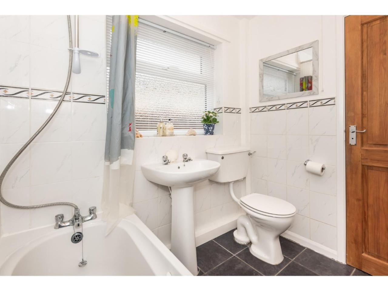 Beautiful 2 Bed With Free Parking - Pass The Keys Appartamento York Esterno foto