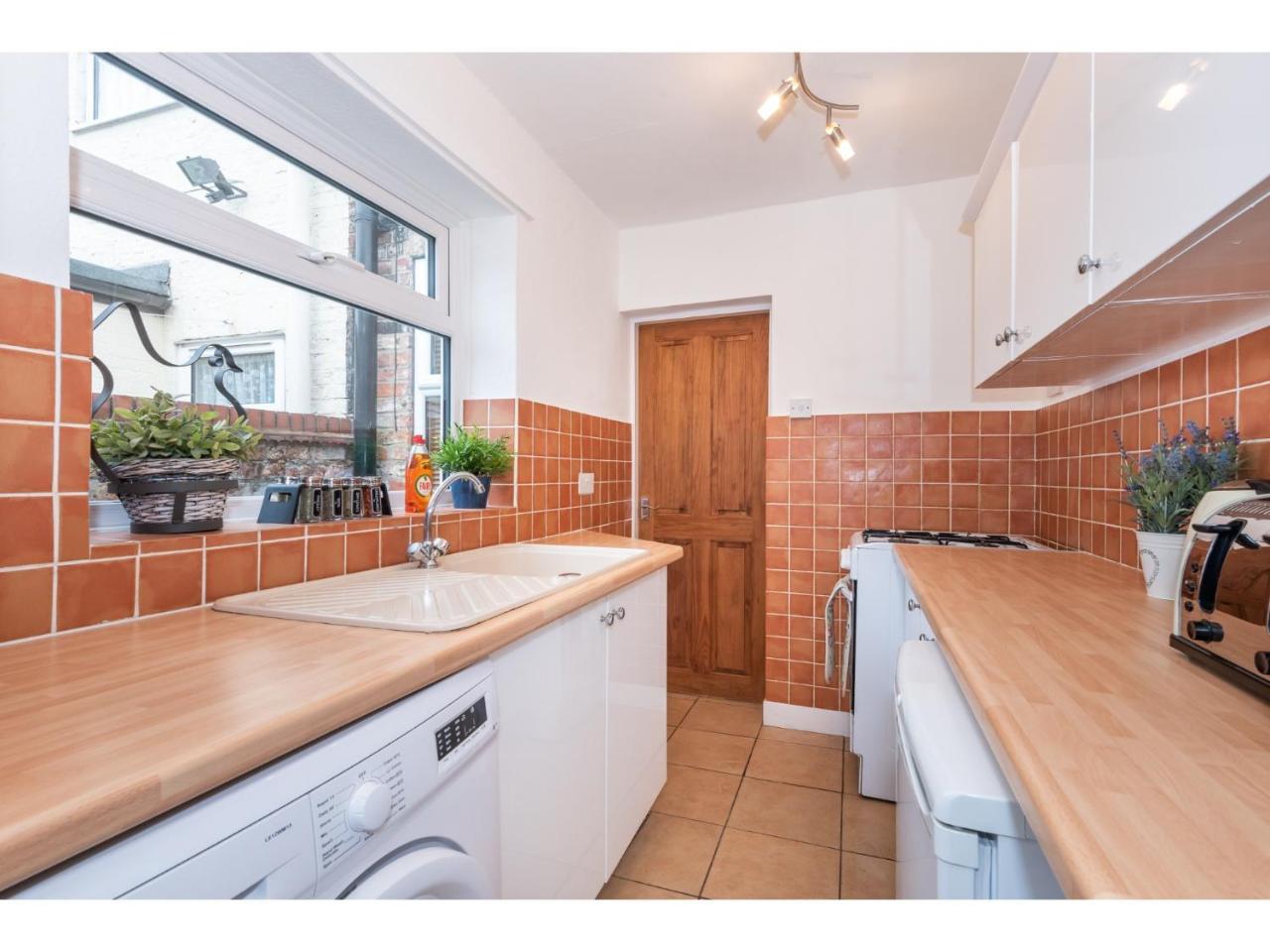 Beautiful 2 Bed With Free Parking - Pass The Keys Appartamento York Esterno foto