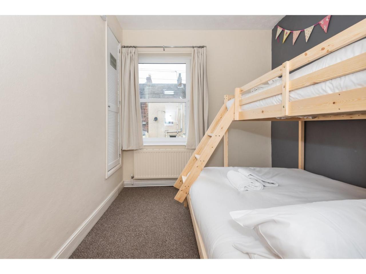 Beautiful 2 Bed With Free Parking - Pass The Keys Appartamento York Esterno foto